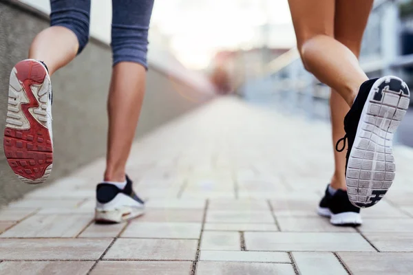 Nahaufnahme der Füße von Joggern — Stockfoto