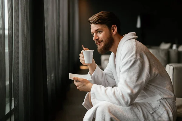 Jóképű férfi pihentető teát iszik — Stock Fotó
