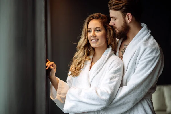 Pareja disfrutando de luna de miel — Foto de Stock