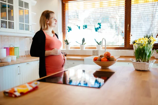 キッチンの美しい妊婦 — ストック写真