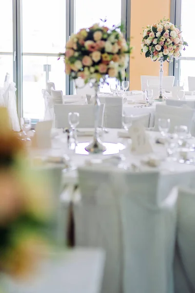 Mooie bruiloft tabellen en rozen — Stockfoto