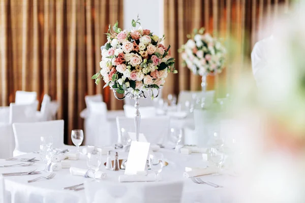 Piękny ślub tabel i róże — Zdjęcie stockowe