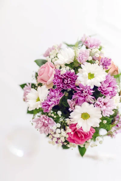 Beau bouquet de fleurs aux couleurs vives — Photo