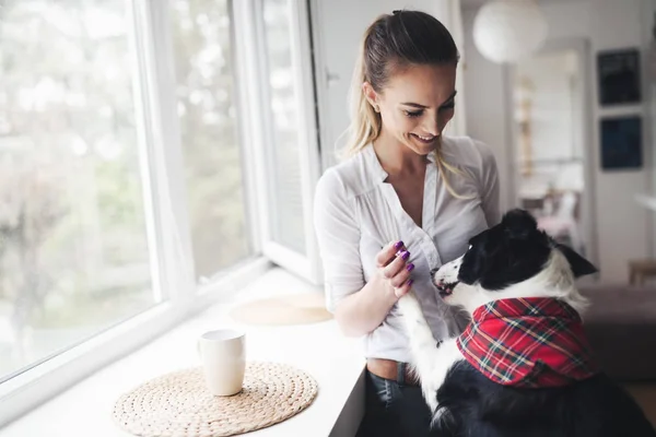 Frau mit ihrem glücklichen Hund — Stockfoto