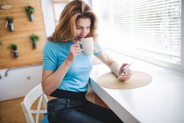 Vacker blond kvinna dricker kaffe — Stockfoto