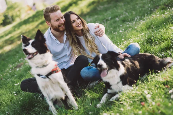 Pareja disfrutando de su tiempo con mascotas —  Fotos de Stock