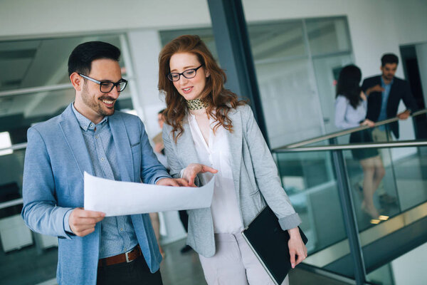 Коллеги по бизнесу сотрудничают и обсуждают планы проектов
