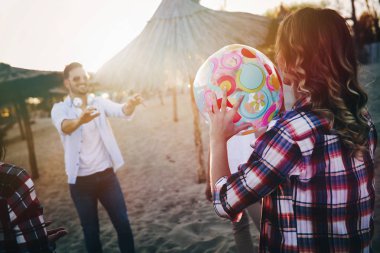 Gençlerin grup eğleniyor kumsalda yaz tatili sırasında mutlu