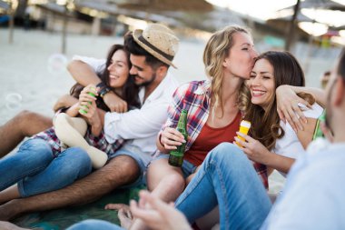 plajda eğlenmek arkadaşlar