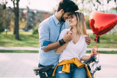 Genç çift uzanan sevgi dolu 