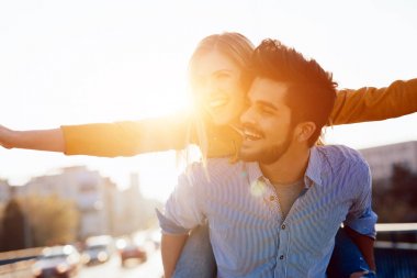 Sırtımda taşıyan eğleniyor aşık Çift 