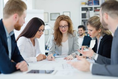İş toplantı ve iş adamları tarafından ekip çalışması