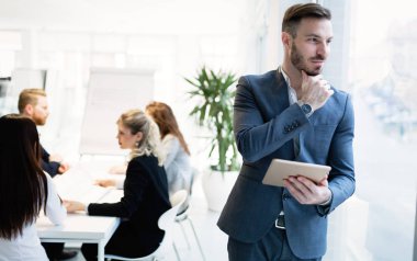 İşadamı holding tablet modern ofis