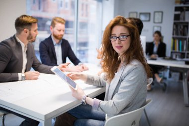 İş arkadaşları ofiste çalışıyor.