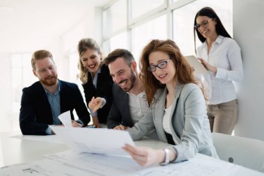 İş toplantı ve iş adamları tarafından ekip çalışması