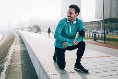 Yakışıklı sporcu koşu eğitim 