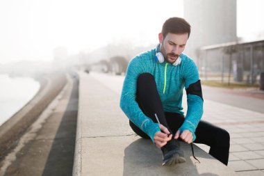 Yakışıklı sporcu koşu eğitim 