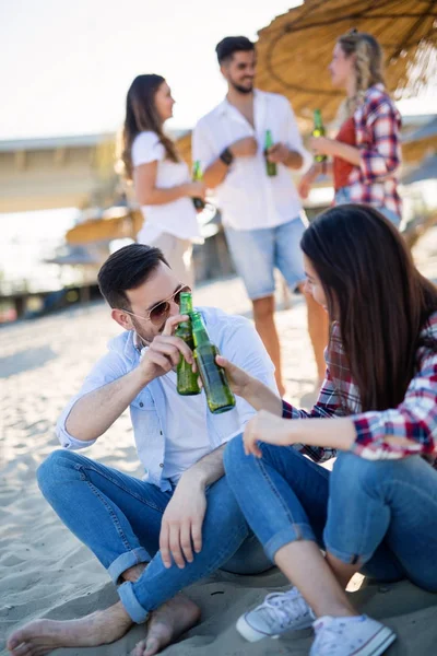 Amis passer un bon moment sur la plage — Photo