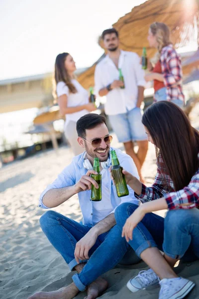 Amis passer un bon moment sur la plage — Photo