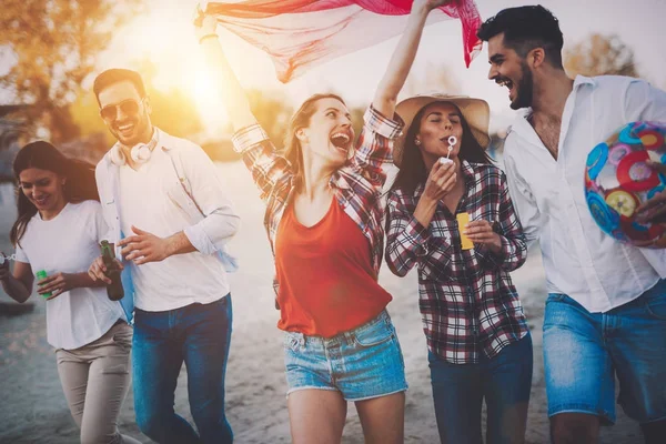 Vänner som har bra tid på stranden — Stockfoto