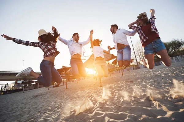 Amici che si divertono sulla spiaggia — Foto Stock