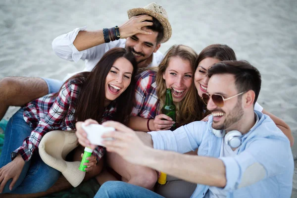 People taking selfies on beach — Stock Photo, Image