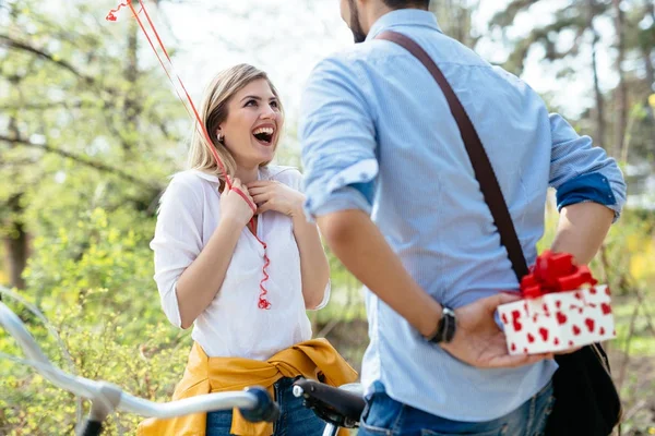 Adam ayakta ve beyaz sürpriz holding 