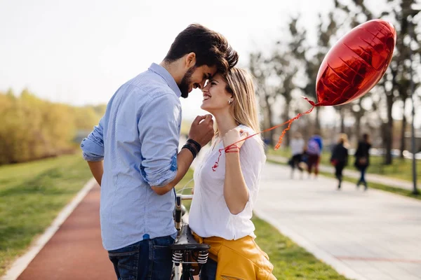 Casal amoroso jovem namoro — Fotografia de Stock