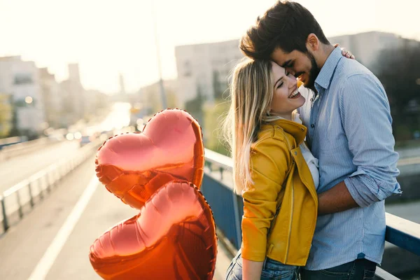 Romantische jong koppel in liefde — Stockfoto