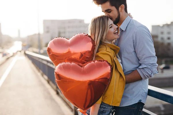 Romantiska unga par i kärlek — Stockfoto