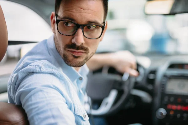 Bonito homem de negócios carro de condução — Fotografia de Stock