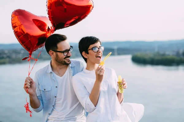 Pareja abrazos y besos al aire libre — Foto de Stock