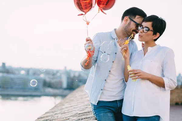 Coppia abbracciare e baciare all'aperto — Foto Stock