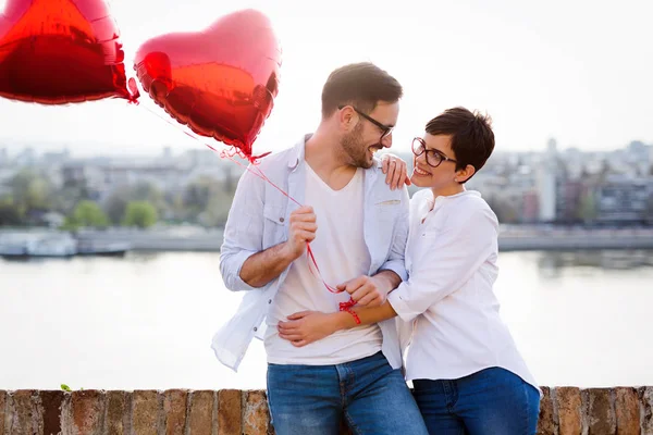 Pareja abrazos y besos al aire libre —  Fotos de Stock