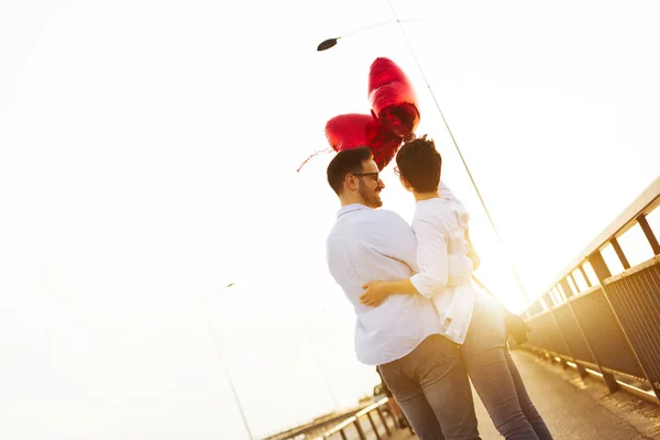 Couple câlins et baisers en plein air — Photo