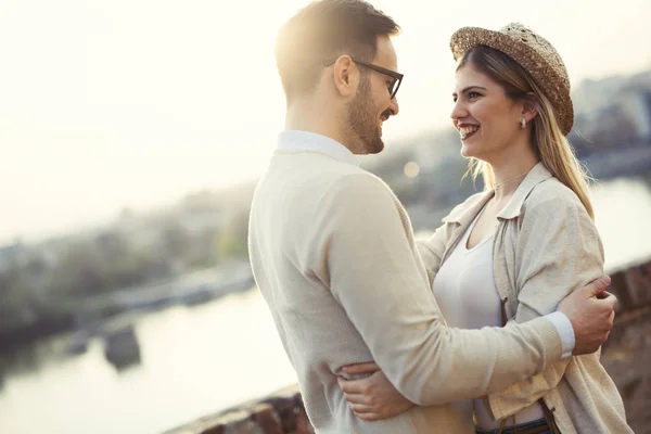 Casal feliz sorrindo e namoro ao ar livre — Fotografia de Stock