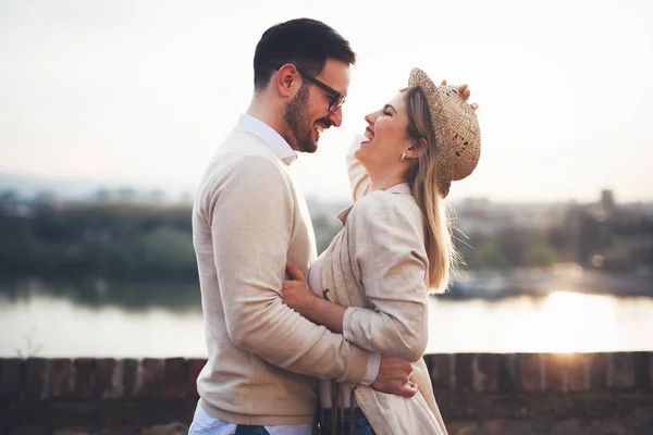 Casal feliz sorrindo e namoro ao ar livre — Fotografia de Stock