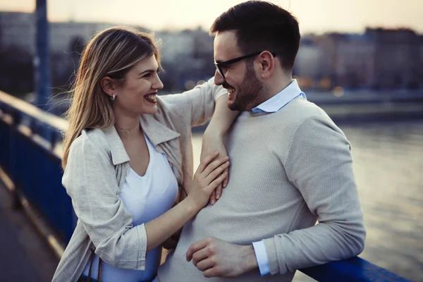 Casal feliz sorrindo e namoro ao ar livre — Fotografia de Stock