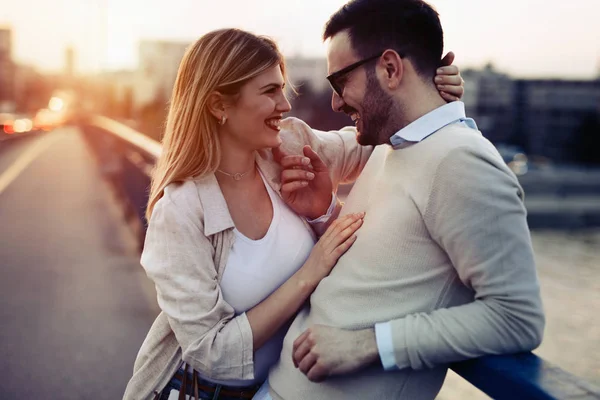 Lyckliga paret leende och dating utomhus — Stockfoto