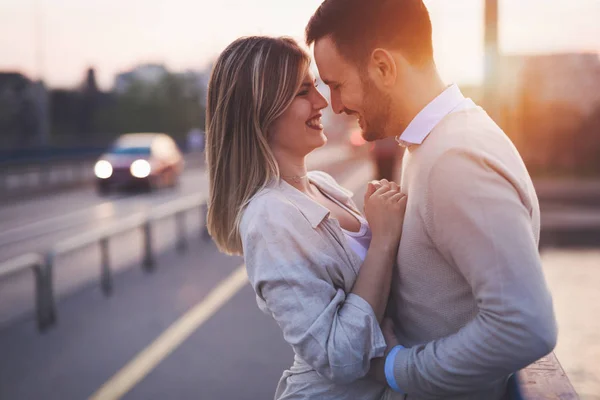 Szczęśliwa para uśmiechając się i randki odkryty — Zdjęcie stockowe