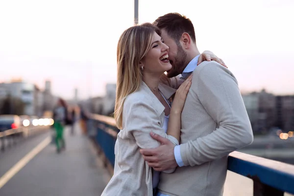 Glückliches Paar lächelt und Dating im Freien — Stockfoto