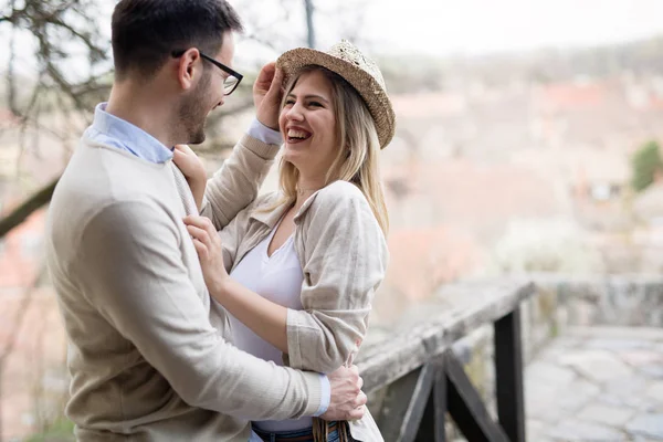 Beau couple voyageant et visitant — Photo