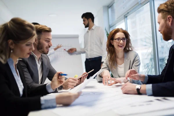 Reunión de negocios y trabajo en equipo por parte de empresarios — Foto de Stock