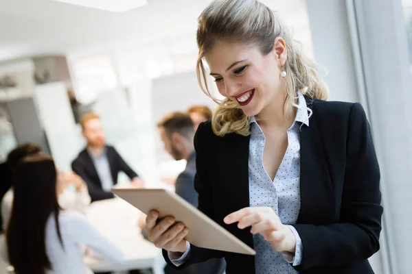 Professionele mooie zakenvrouw bedrijf tablet — Stockfoto