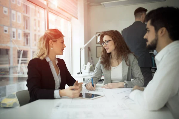 Gruppo di uomini d'affari che collaborano in ufficio — Foto Stock