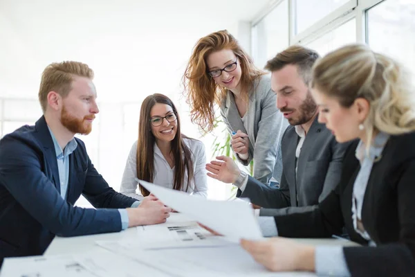 Empresarios y arquitectos colaborando en proyectos — Foto de Stock