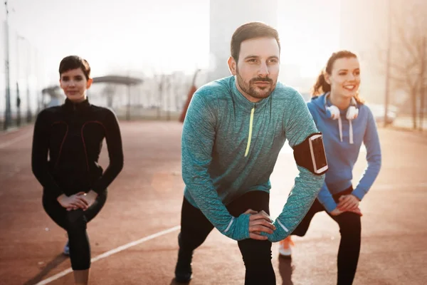 Friends fitness training together outdoors — Stock Photo, Image