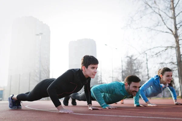 Freunde Fitness-Training zusammen im Freien — Stockfoto