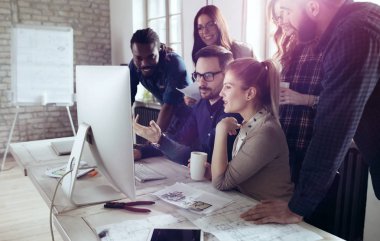 Modern ofis kurumsal teamworking meslektaşları