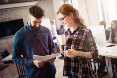 Konuşmayı işyerinde meslektaşları coworking